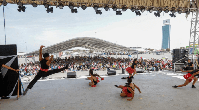 Madres de familia agradecen de manera espontánea a la doctora María, el convivio.