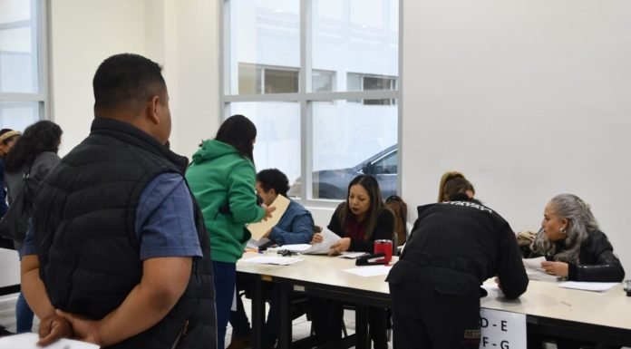 Guardia Estatal y personal de la SSPT reciben becas estatales