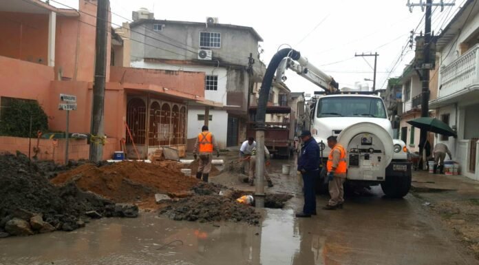 Da mantenimiento COMAPA SUR a línea de drenaje de la “Guadalupe Victoria”