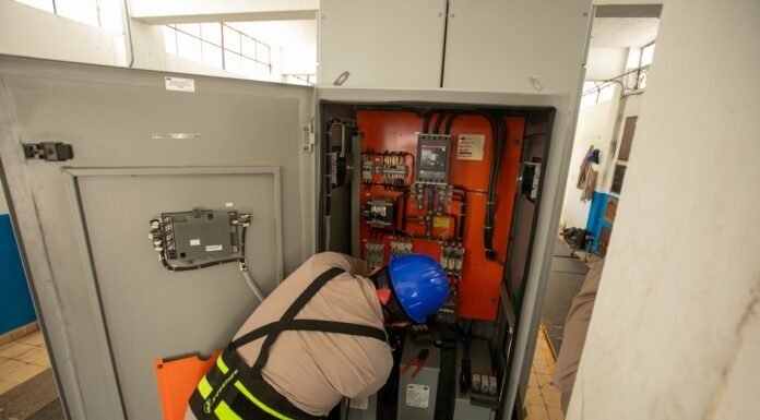 Constante mantenimiento a instalaciones eléctricas de COMAPA SUR