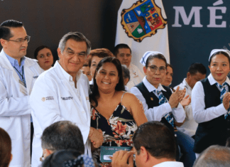 Entrega Américo tarjetas del programa “La Clínica es Nuestra”; refuerzan atención médica