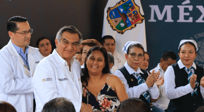 Entrega Américo tarjetas del programa “La Clínica es Nuestra”; refuerzan atención médica