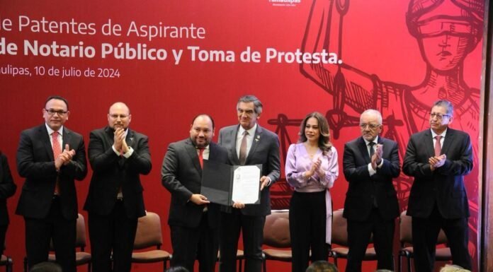 Entrega Américo patentes de aspirante a notarios públicos