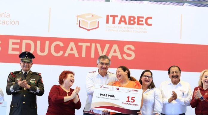 Entrega Américo becas que benefician a 54 mil estudiantes de Tamaulipas