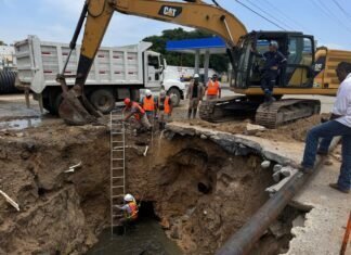 Repone COMAPA SUR un colector en transitada vialidad