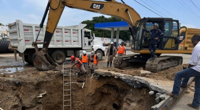 Repone COMAPA SUR un colector en transitada vialidad