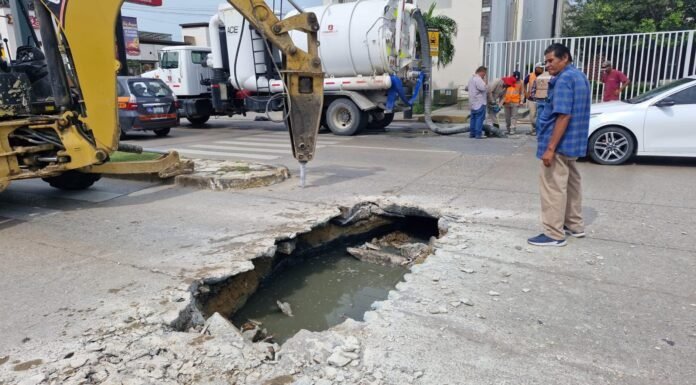 COMAPA Sur atiende de manera oportuna un hundimiento en importante vialidad