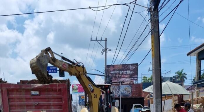 COMAPA SUR trabaja en la reposición de una línea de drenaje en importante vialidad de la ciudad