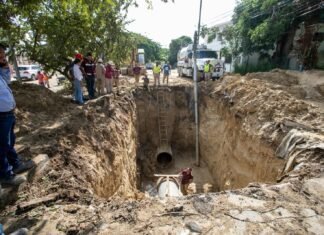Repara COMAPA SUR fuga de agua en la Avenida Divisoria