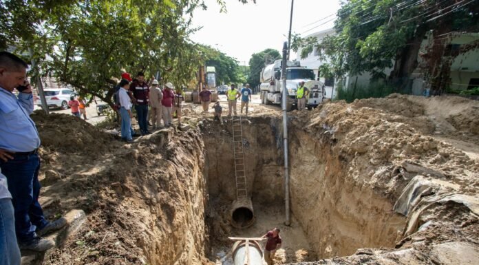Repara COMAPA SUR fuga de agua en la Avenida Divisoria
