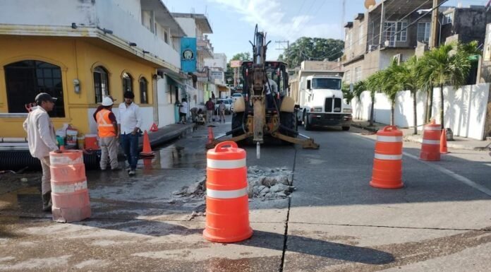 Atiende COMAPA SUR reparación de red de drenaje en importante sector