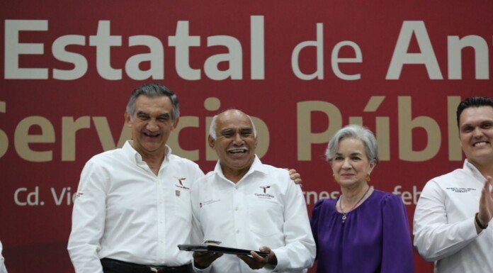 Entrega Américo Premio Estatal de Antigüedad en el Servicio Público 2024