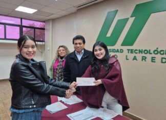 Entrega Universidad Tecnológica de Nuevo Laredo becas a estudiantes destacados