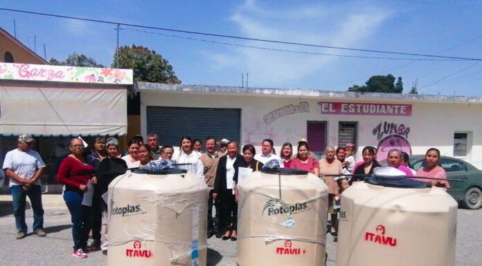 Apoya ITAVU desarrollo social con dotación de tinacos