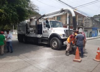 Atiende COMAPA SUR línea de drenaje en un sector de la colonia Morelos