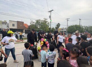 Entrega Guardia Estatal de Género juguetes a niños y niñas de la frontera