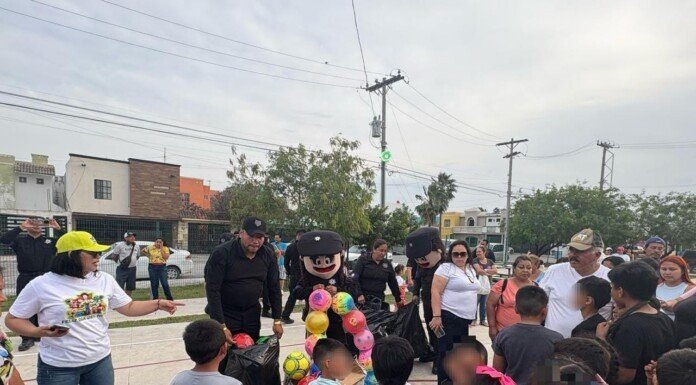 Entrega Guardia Estatal de Género juguetes a niños y niñas de la frontera