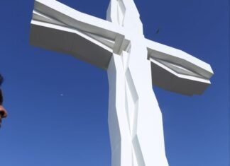 Entrega el gobernador a Tula la cruz más grande de México