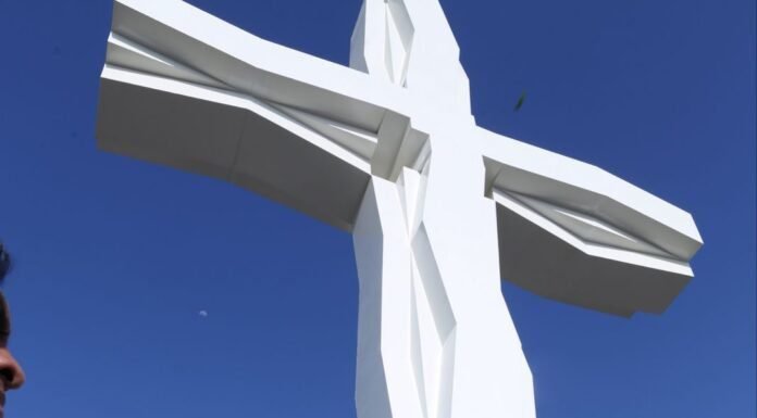 Entrega el gobernador a Tula la cruz más grande de México