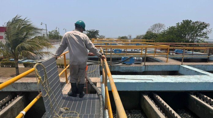 Realiza COMAPA SUR trabajos de limpieza en la planta Laguna de la Puerta