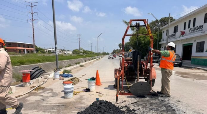 Avanza reposición de drenaje en céntrico sector de Tampico por parte de COMAPA SUR
