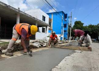 Repone COMAPA Sur pavimento en obras de drenaje en la colonia Hidalgo