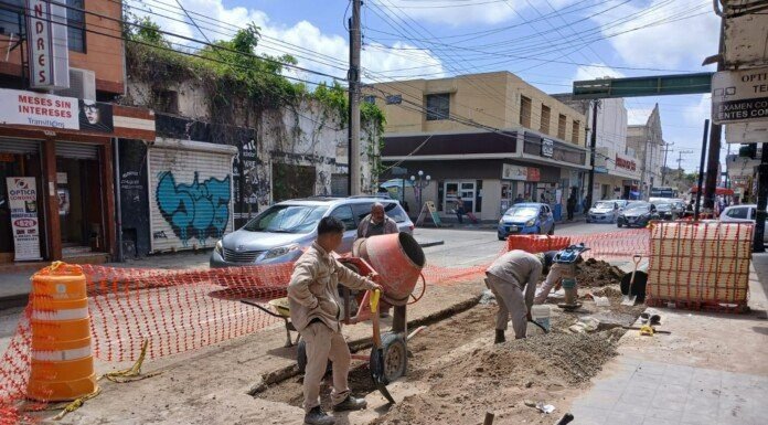 Atiende COMAPA SUR hundimiento en la zona centro de Tampico tras colapso de colector
