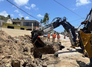 Trabaja COMAPA SUR en reposición de colector de 60 pulgadas en la Unidad Nacional