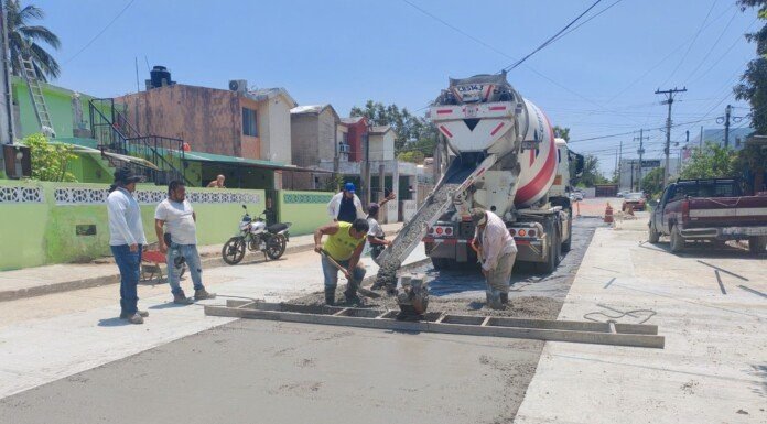 Avanzan trabajos de reposición de pavimento en punto afectado por socavón en la colonia Enrique Cárdenas González