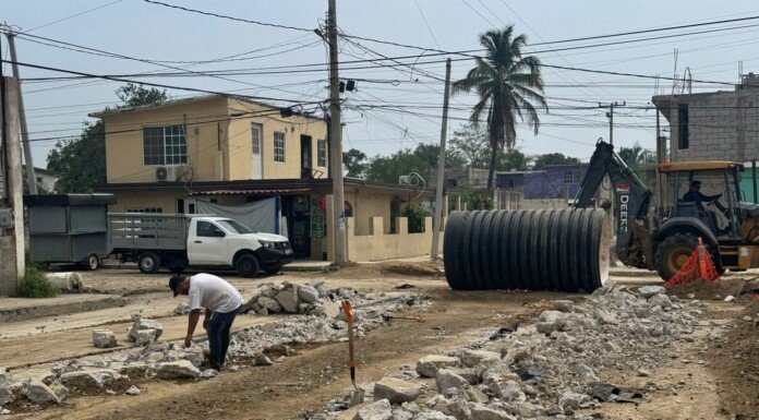 Continúan trabajos de reposición sanitaria en el norte de Tampico; obra registra importante avance